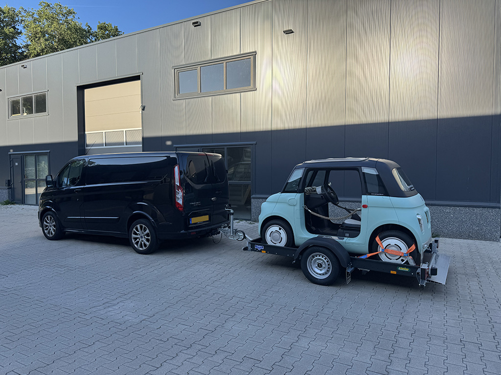bestelbus-met-aanhanger-voor-vervoer-van-scootmobiel-brommobiel-of-quad